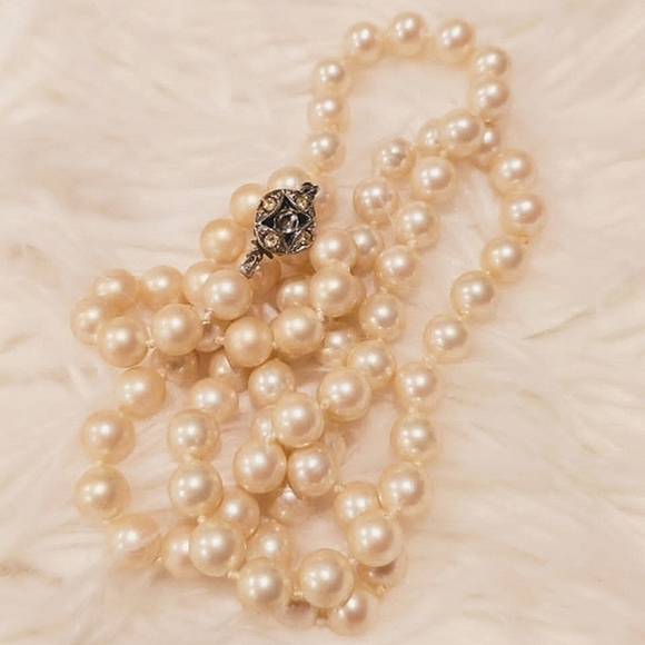 Jewelry - Vintage Decorative Clasp Long Beaded  Pearl Tone Necklace🌴